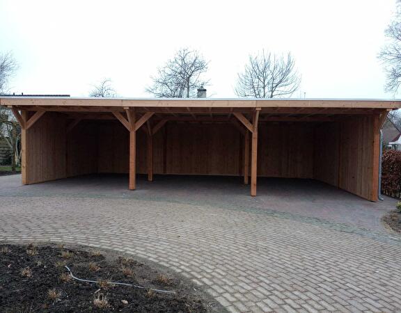 De bouw van een carport